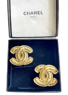 Vintage CHANEL matelasse CC mark earrings. Beautiful and rare jewelry. 050327ya1