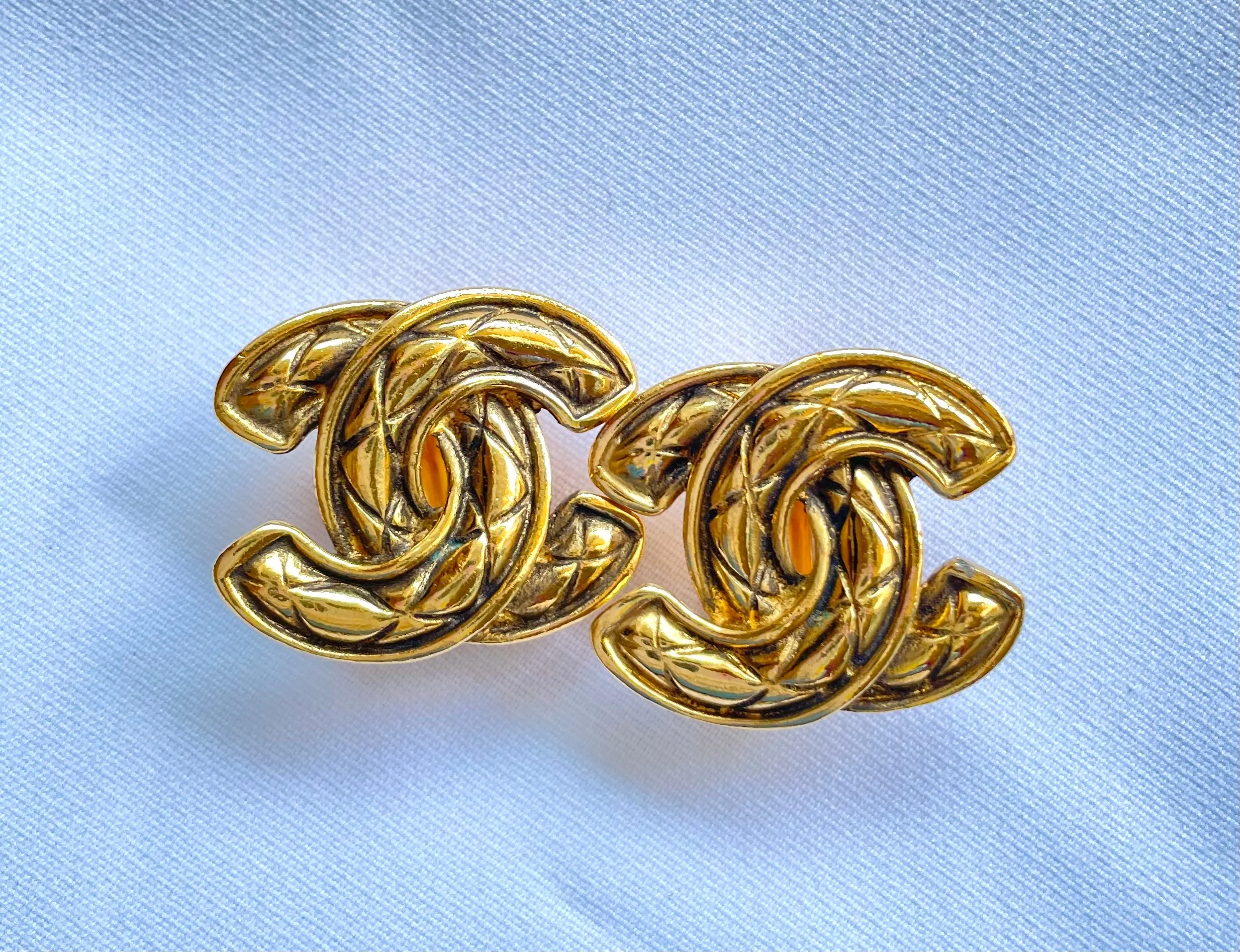 Vintage CHANEL matelasse CC mark earrings. Beautiful and rare jewelry. 050327ya1