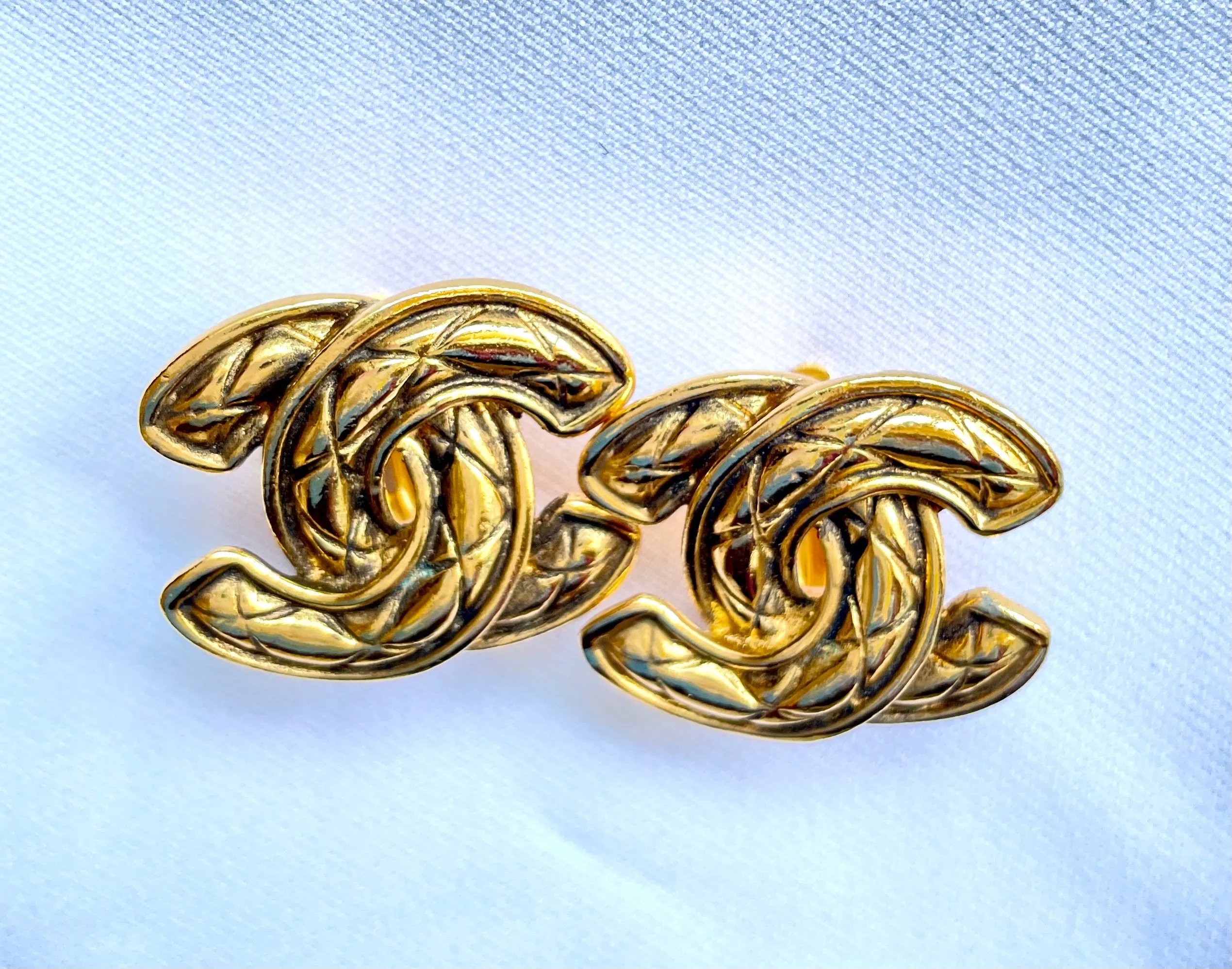 Vintage CHANEL matelasse CC mark earrings. Beautiful and rare jewelry. 050327ya1