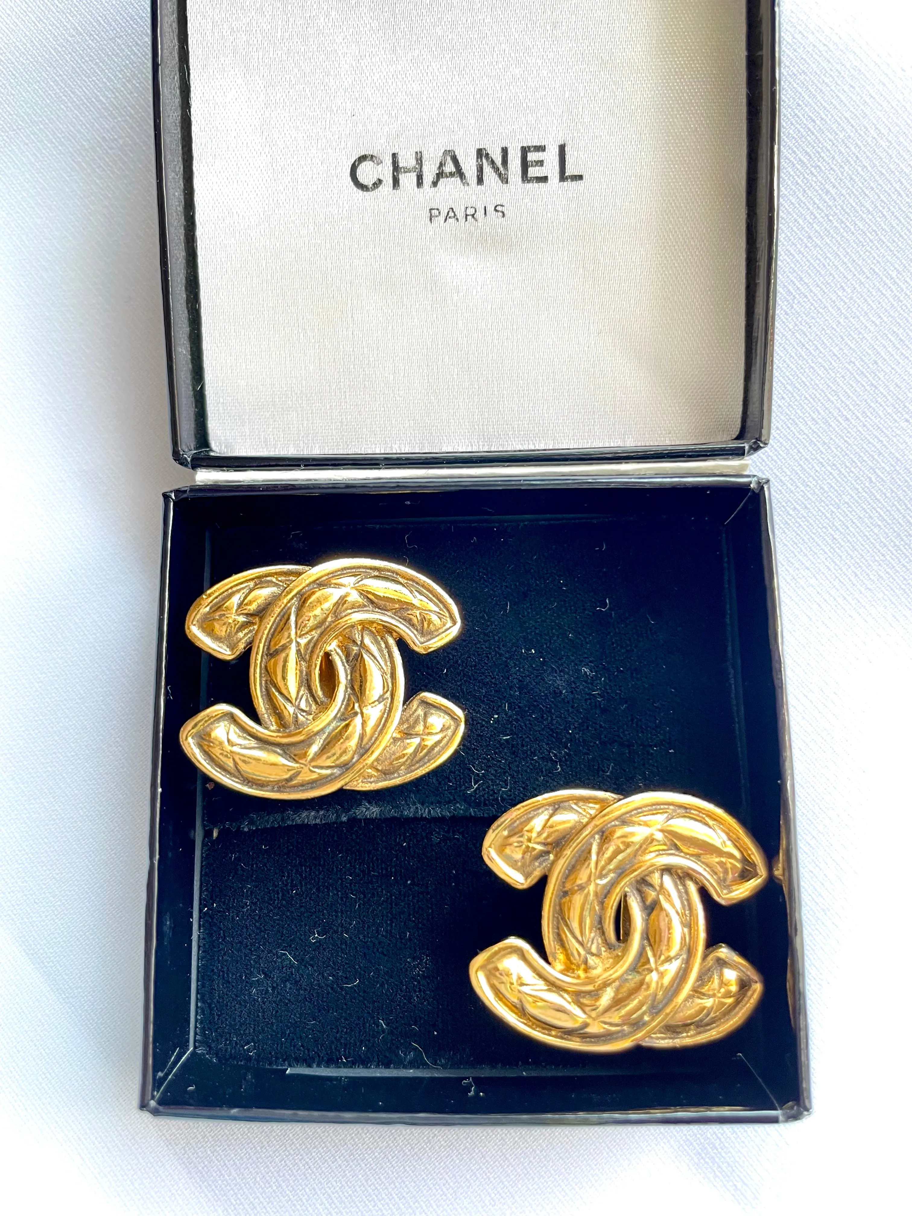 Vintage CHANEL matelasse CC mark earrings. Beautiful and rare jewelry. 050327ya1