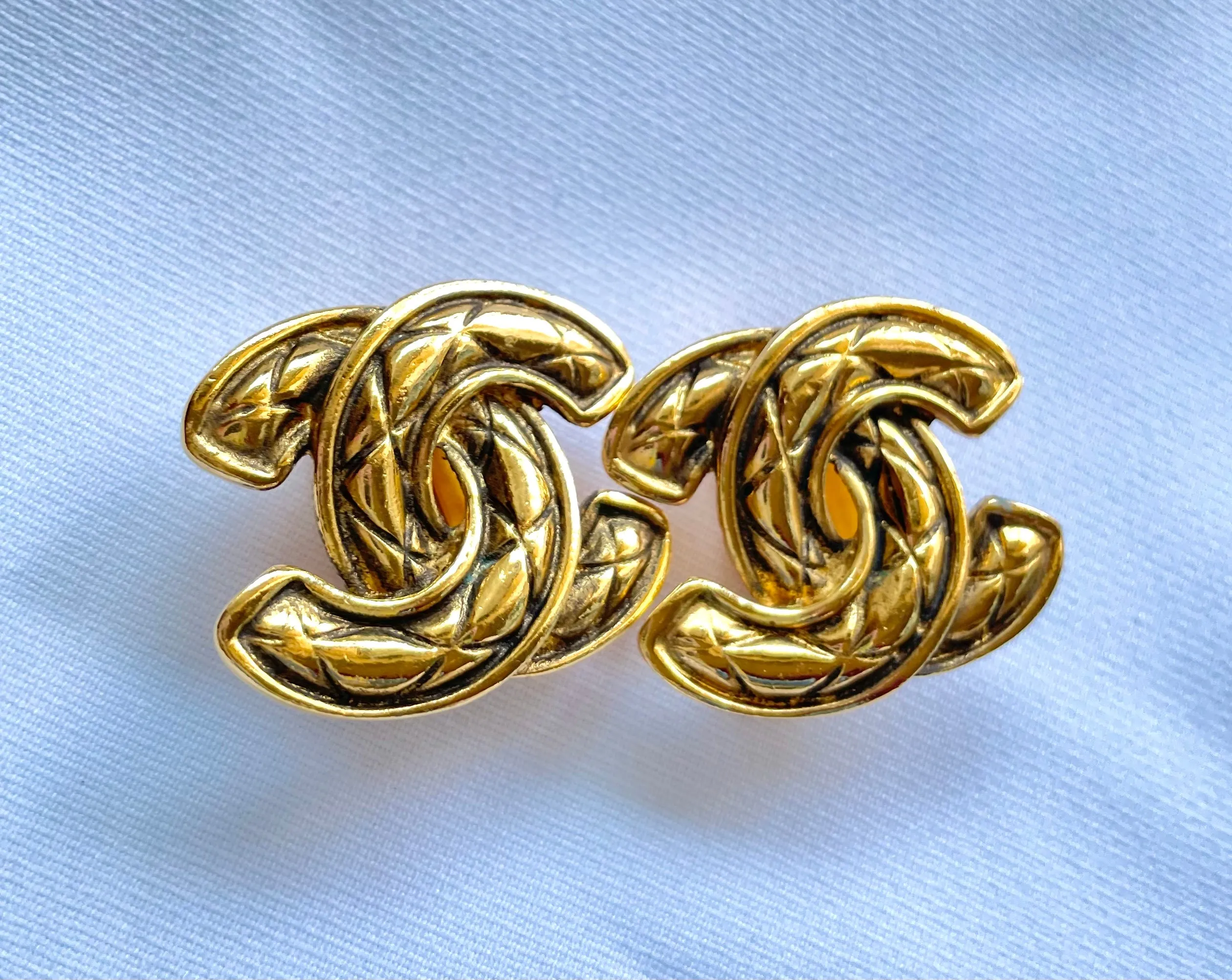 Vintage CHANEL matelasse CC mark earrings. Beautiful and rare jewelry. 050327ya1
