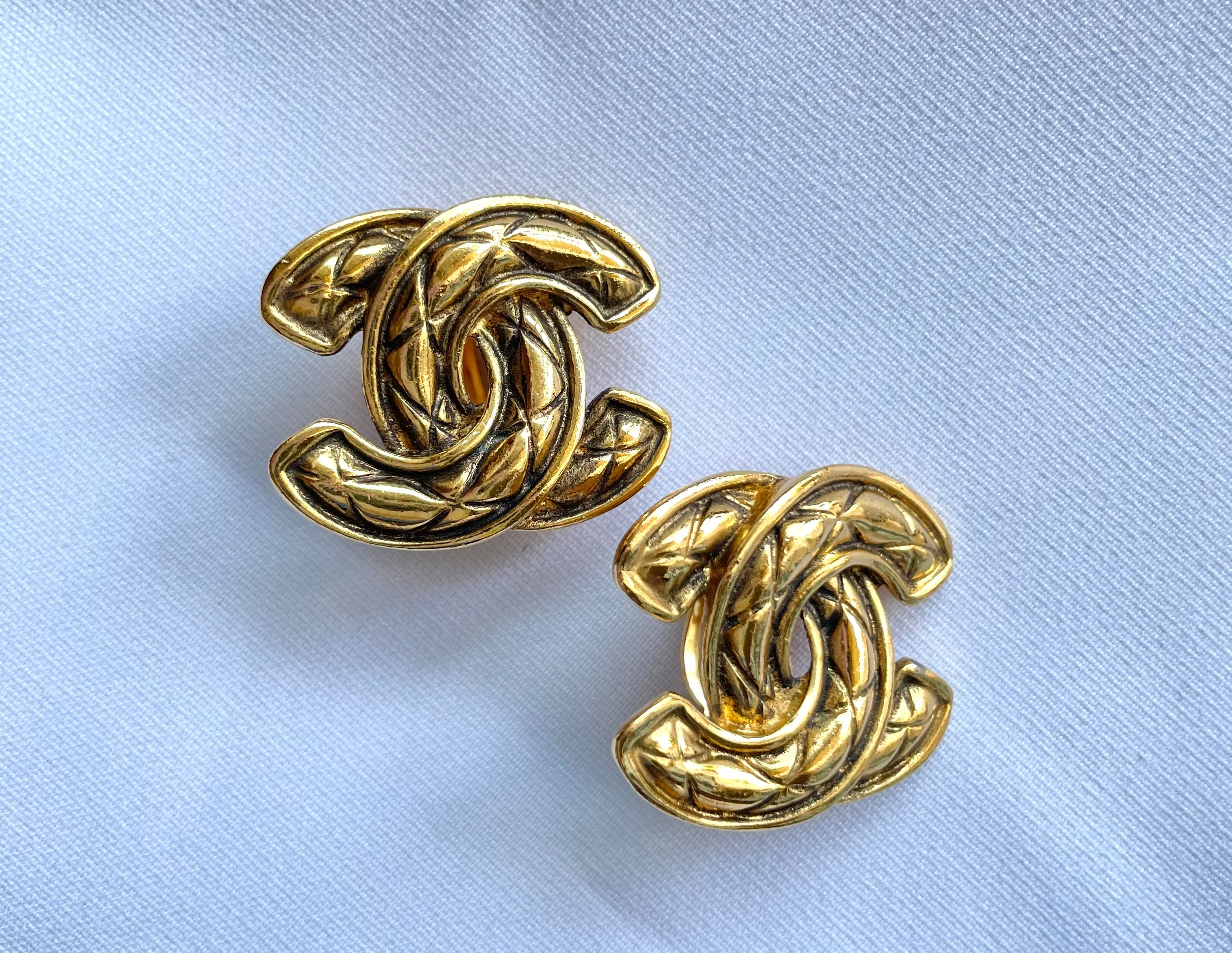 Vintage CHANEL matelasse CC mark earrings. Beautiful and rare jewelry. 050327ya1