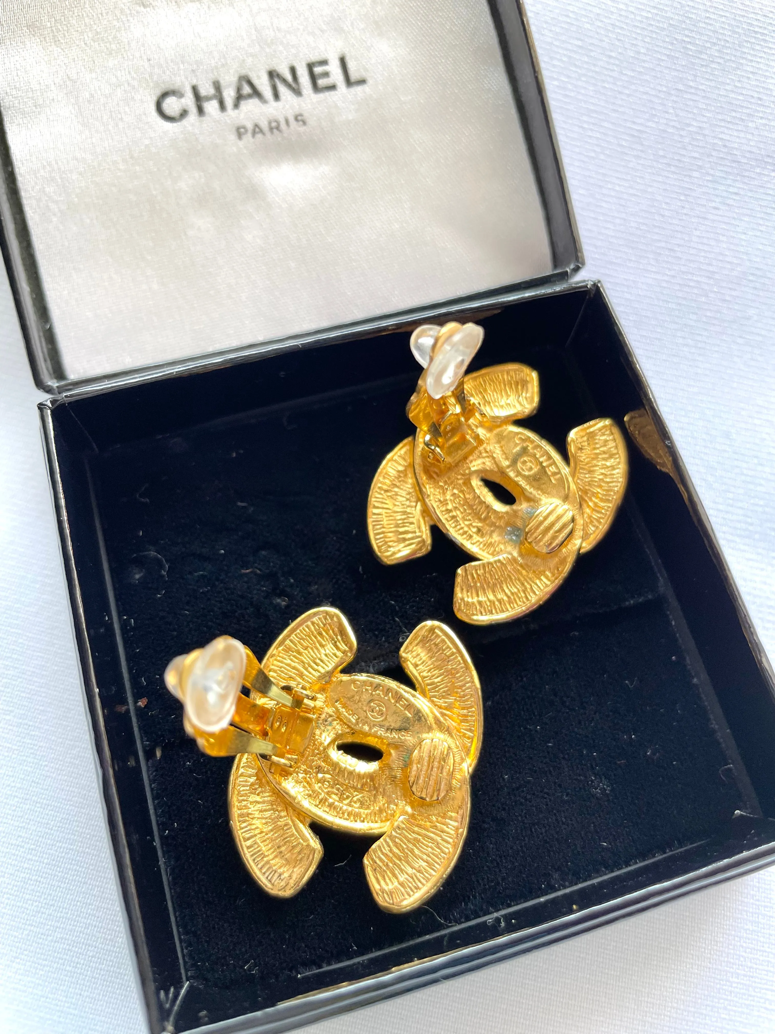 Vintage CHANEL matelasse CC mark earrings. Beautiful and rare jewelry. 050327ya1